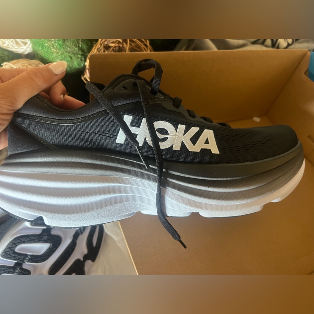 Women’s hoka sneaker never worn (got the wrong size)